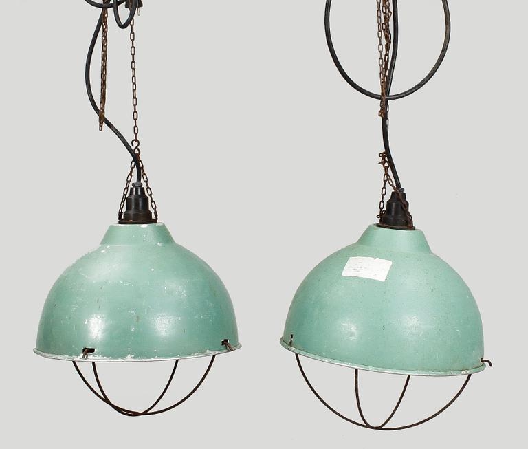INDUSTRILAMPOR, ett par, 1900-talets andra hälft. H ca 37.