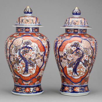 LOCKURNOR, ett par, porslin, Japan 1900-tal.