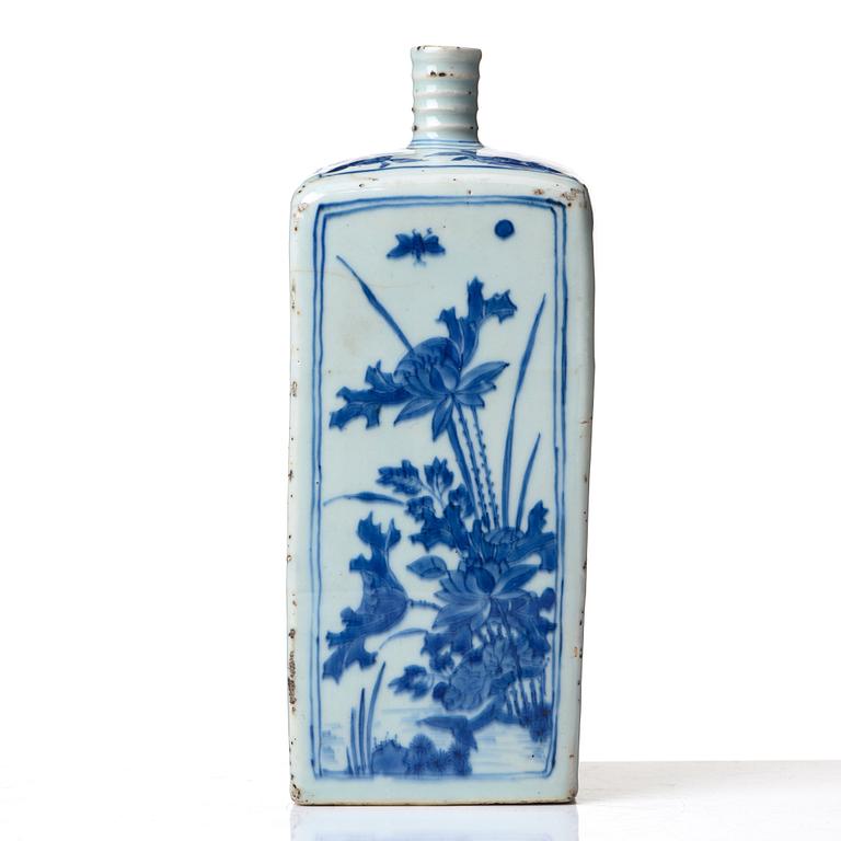 A blue and white bottle, Ming dynasty, Wanli (1572-1623).