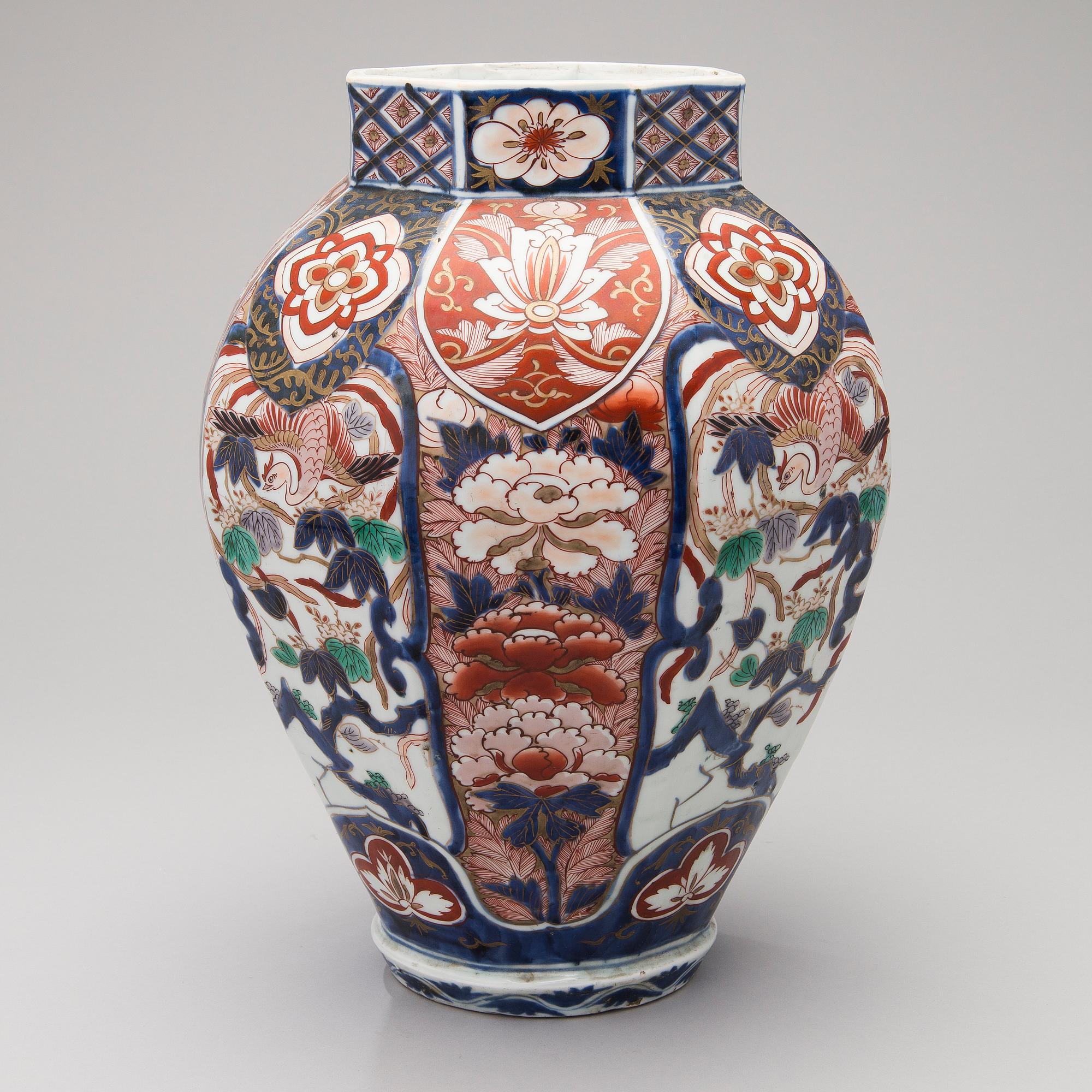 An Imari porcelain urn, from around the turn of the 20th century Japan.