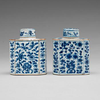 208. A pair of blue and white tea caddies with covers, Qing dynasty, Kangxi (1662-1722).