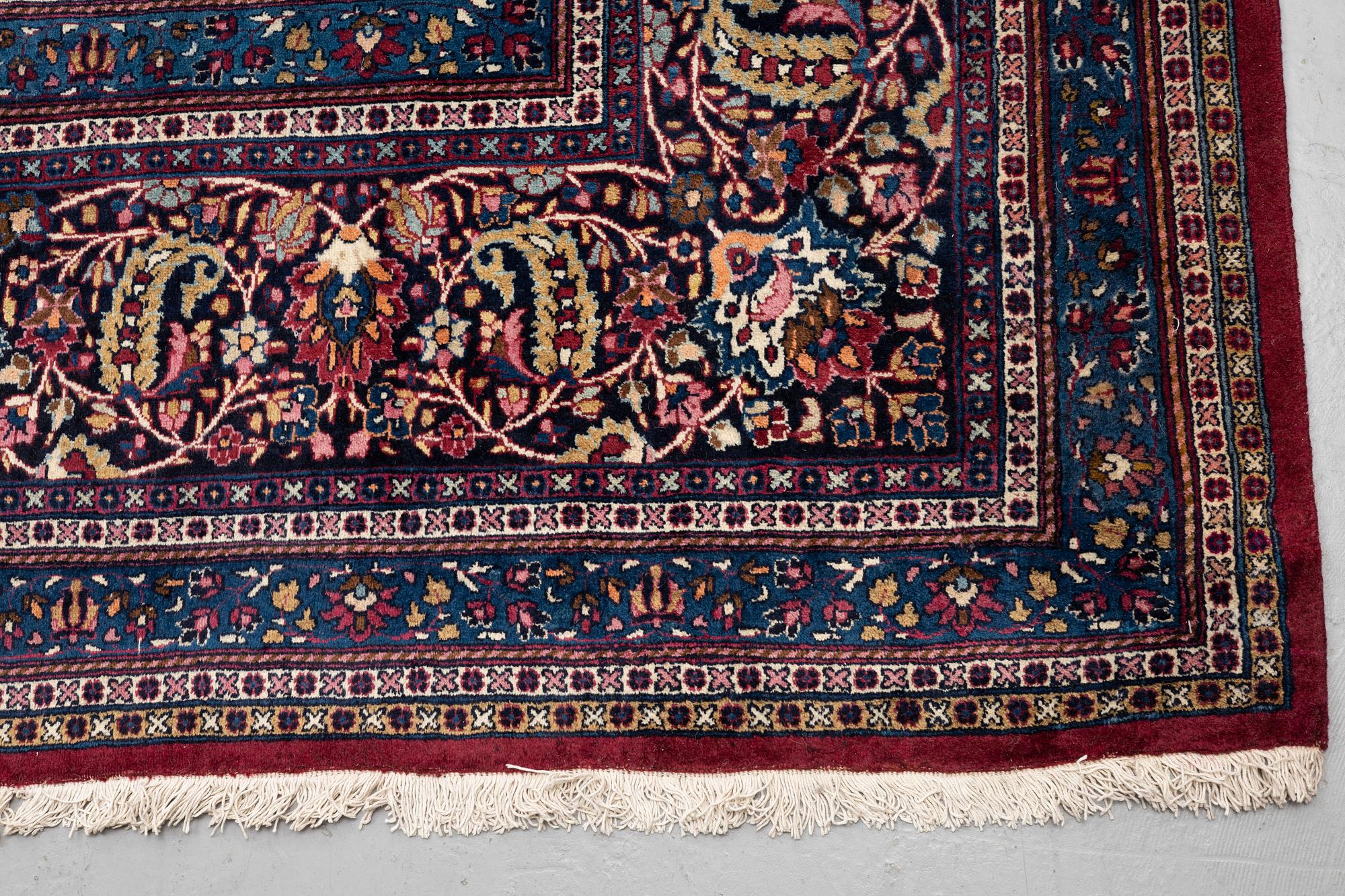 Matta antik Meshed, signerad Amoghli, ca 526,5 x 356 cm.