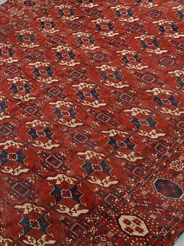 Matta, antik Tekke huvudmatta, ca 287-293,5 x 207-219,5 cm (samt kortsidorna med 1 cm slätväv).