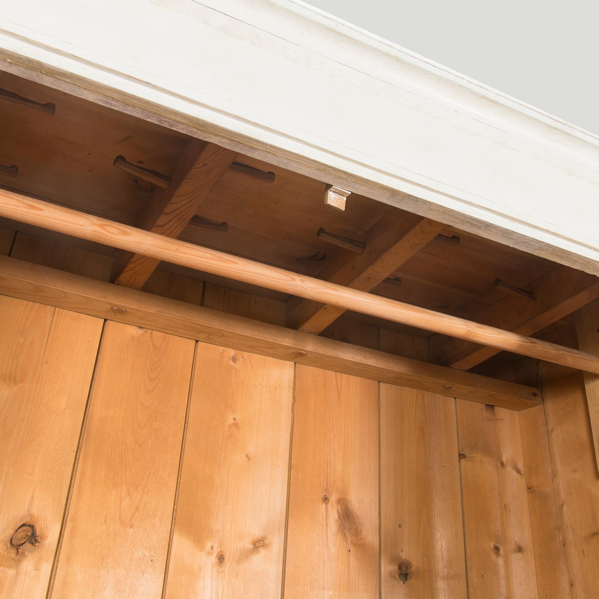 Klädskåp, 1900-tales första hälft.