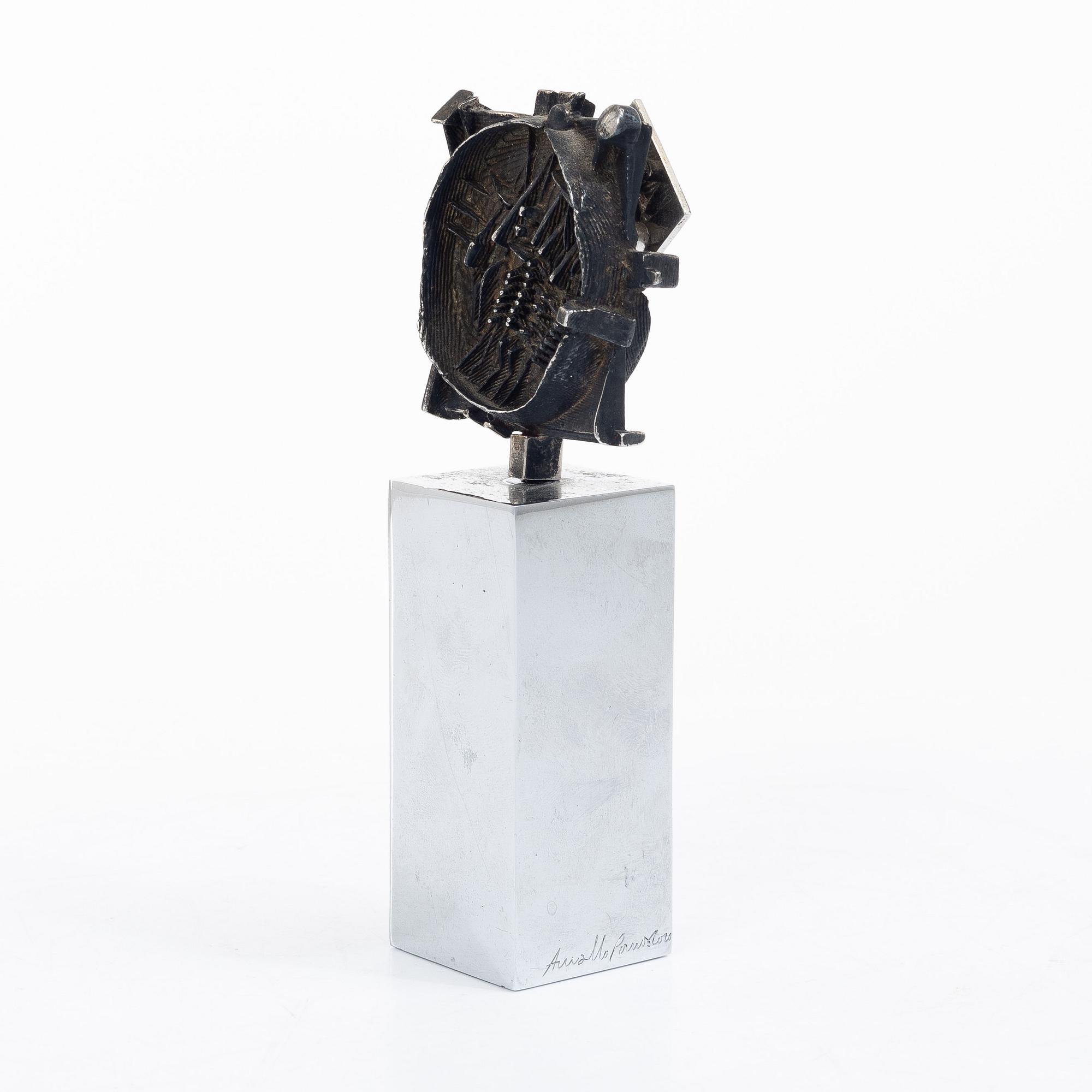 Arnaldo Pomodoro, "Piccola scultura".