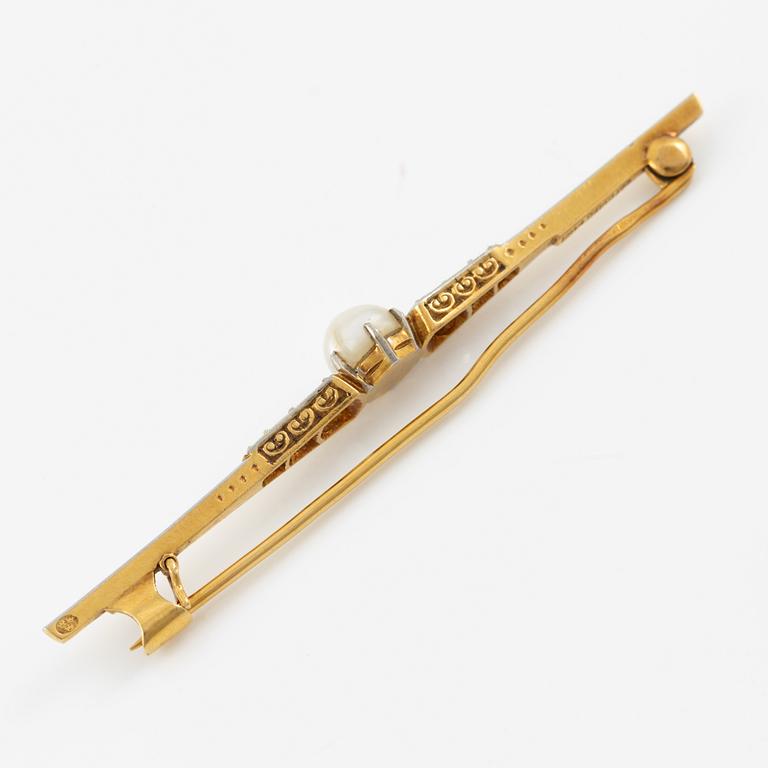 Brooch 18K gold with a pearl and old-cut diamonds.