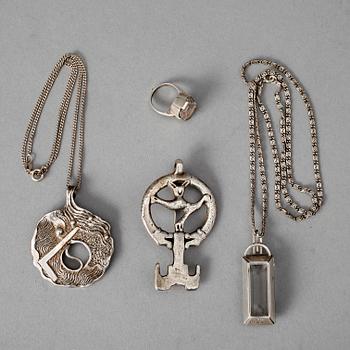 BROSCH, HÄNGE, 2 st samt RING, silver, omkring 1900-talets mitt. Tot vikt 161 gram.