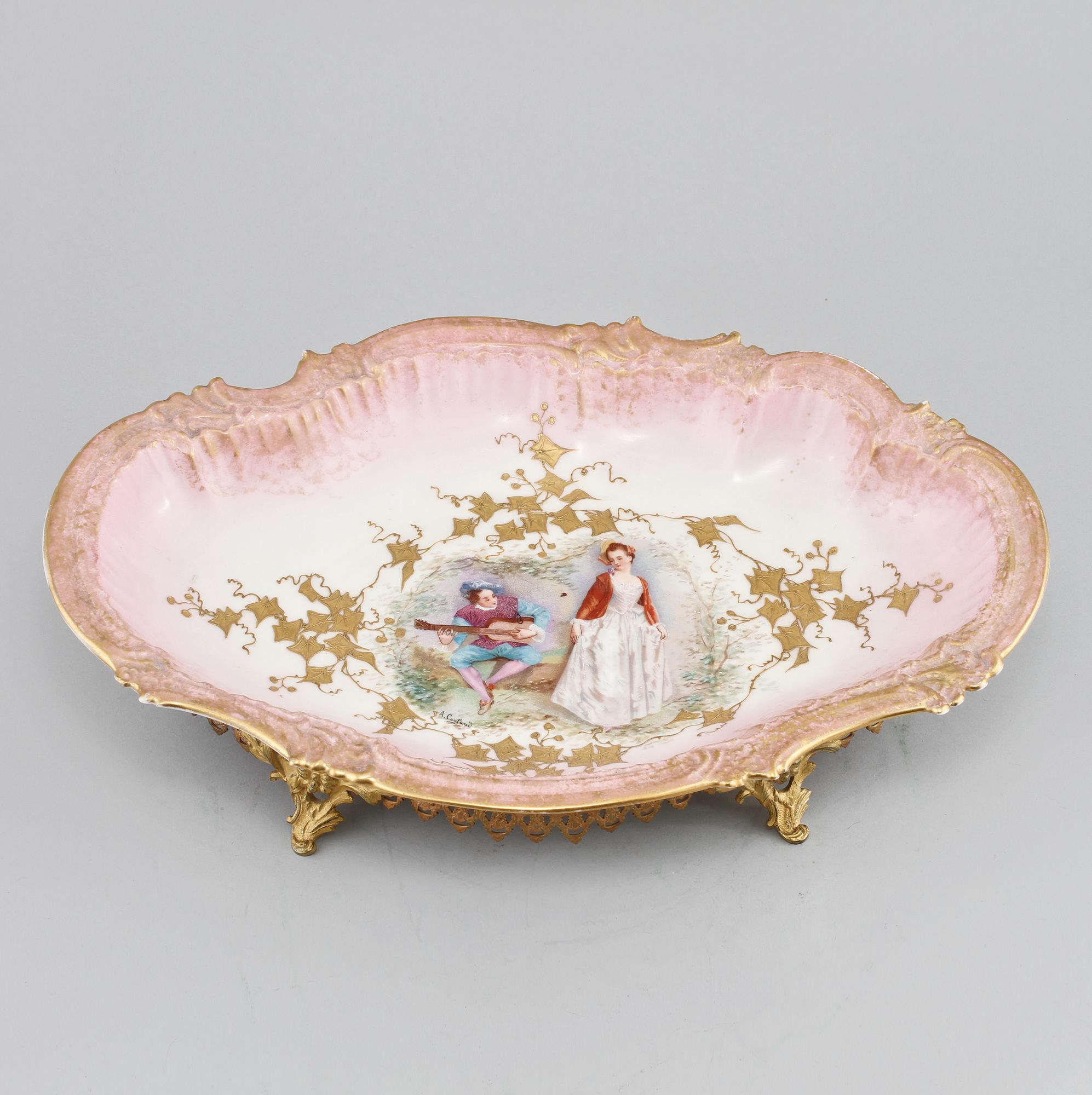 SKÅL, porslin,  nyrokokostil, Frankrike, 1900-talets första hälft.