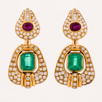 137. A PAIR OF EARRINGS, facetted emeralds and rubies, diamonds, 18K gold. Gomez & Molina, Spain.