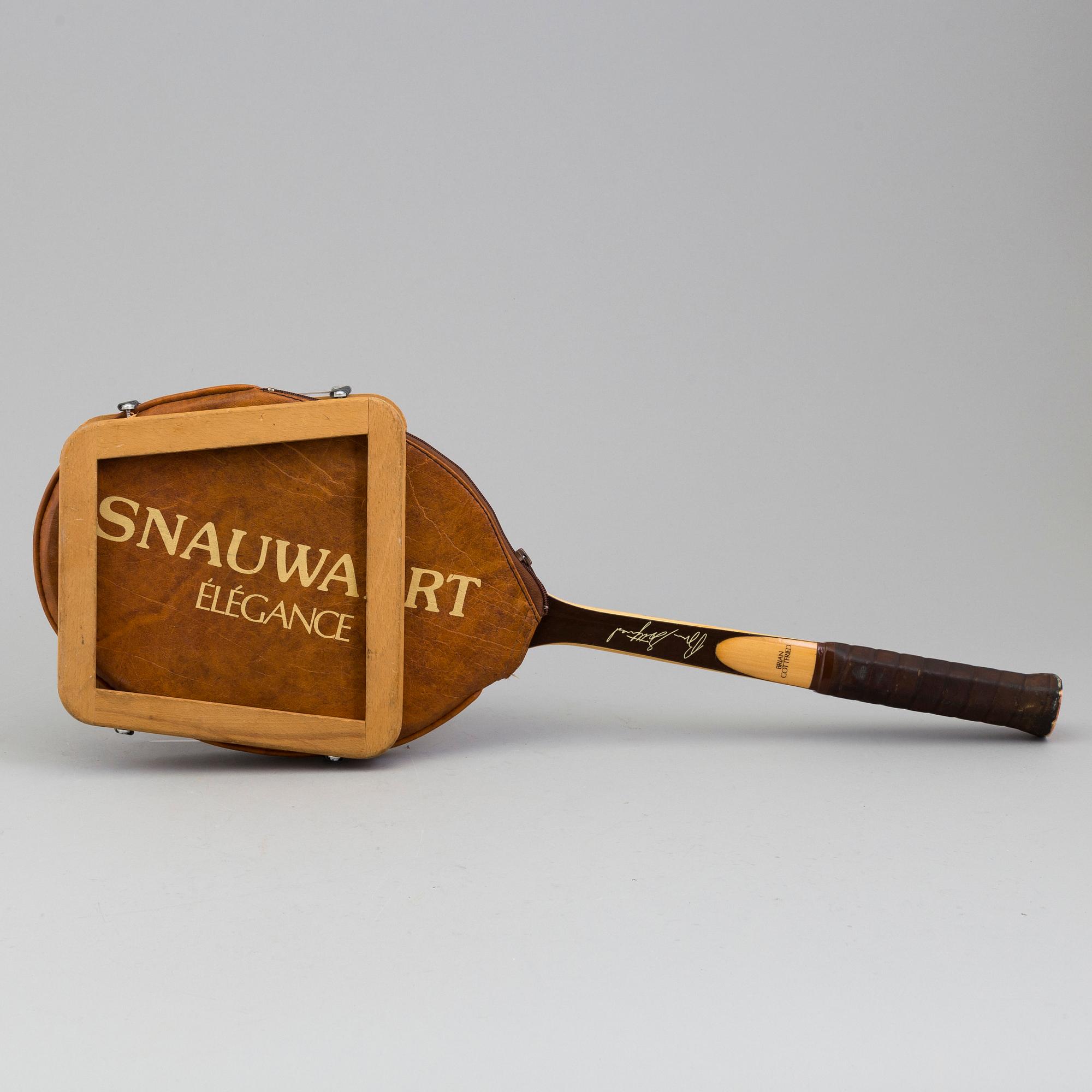 All white ash vulcan fibre laminated shaft and bow tennis racket. Brian Gottfried, Snauwaert, nr 5 370 325.