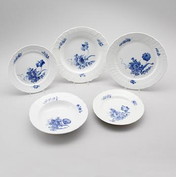 SERVISPORSLIN, 34 delar, porslin, "Blå Blomst", Royal Copenhagen.