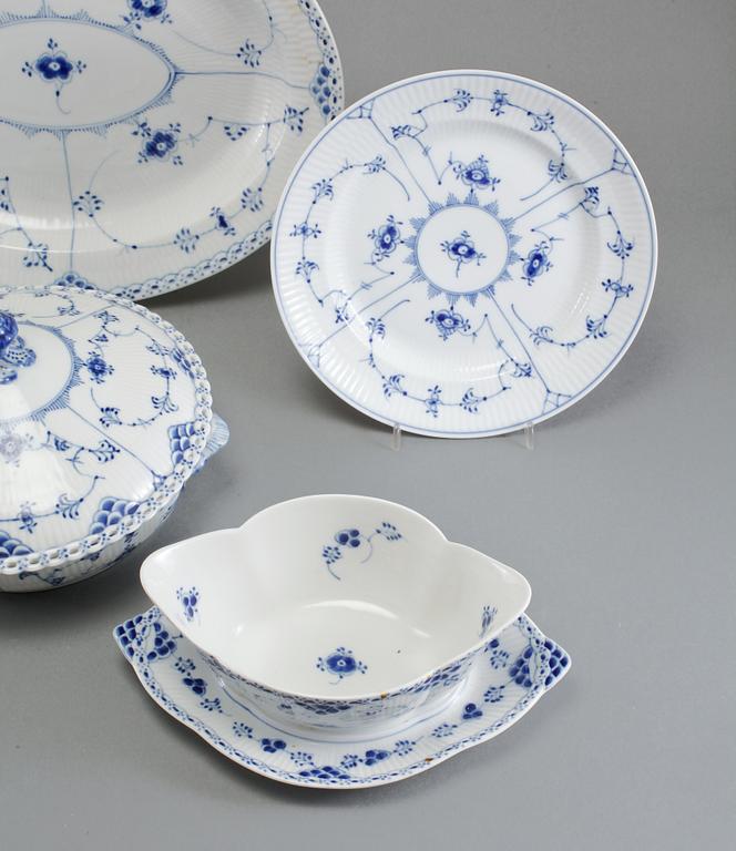 SERVISDELAR, 23 st, porslin, "Musselmalet", Royal Copenhagen, Danmark, 1900-talets andra hälft.