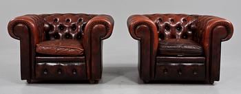 FÅTÖLJER, ett par, Chesterfield-modell, 1900-talets andra hälft.