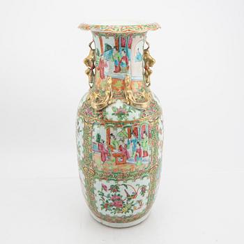 A Chinese kanton porcelain vase later part of the 19th century.