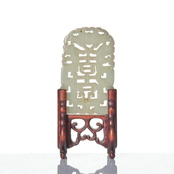 A carved nephrite cup with 'chilong' handles, late Qing dynasty/early 20th century.