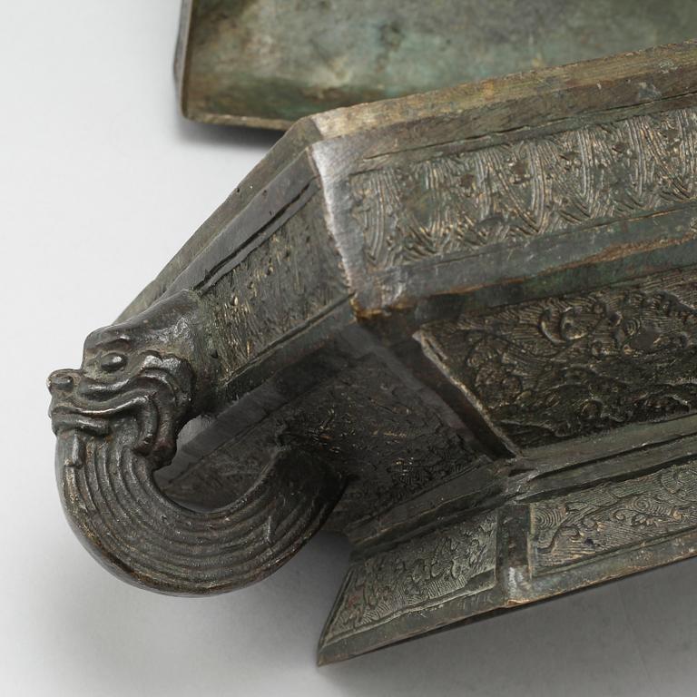 A bronze box with cover, Late Qing dynasty.