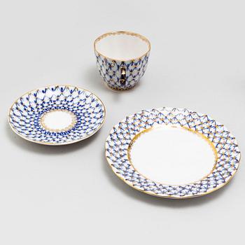 KAFFESERVIS, 45 delar, porslin, "Cobalt Net" Lomonosov, Ryssland/Sovjetunionen, 1900-talets andra hälft.