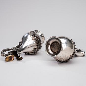 VINKANNOR, ett par, silver, viktorianska, Stephen Smith och William Nicholson, London 1856. Vikt 1946 g.