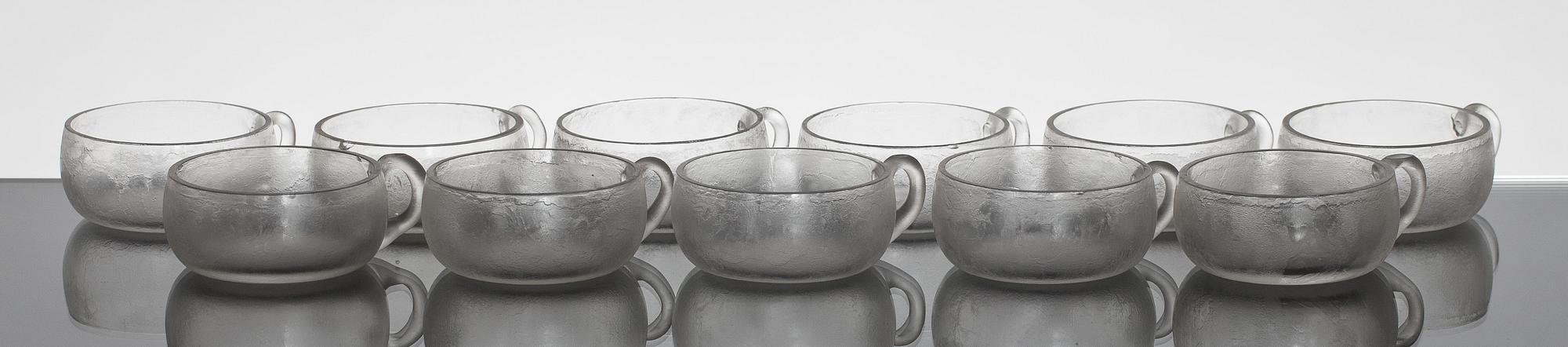 GROGGGLAS, 10 st samt PUNSCHBÄGARE, 10 st, glas, Vicke Lindstrand, "Iced", 1930-tal.