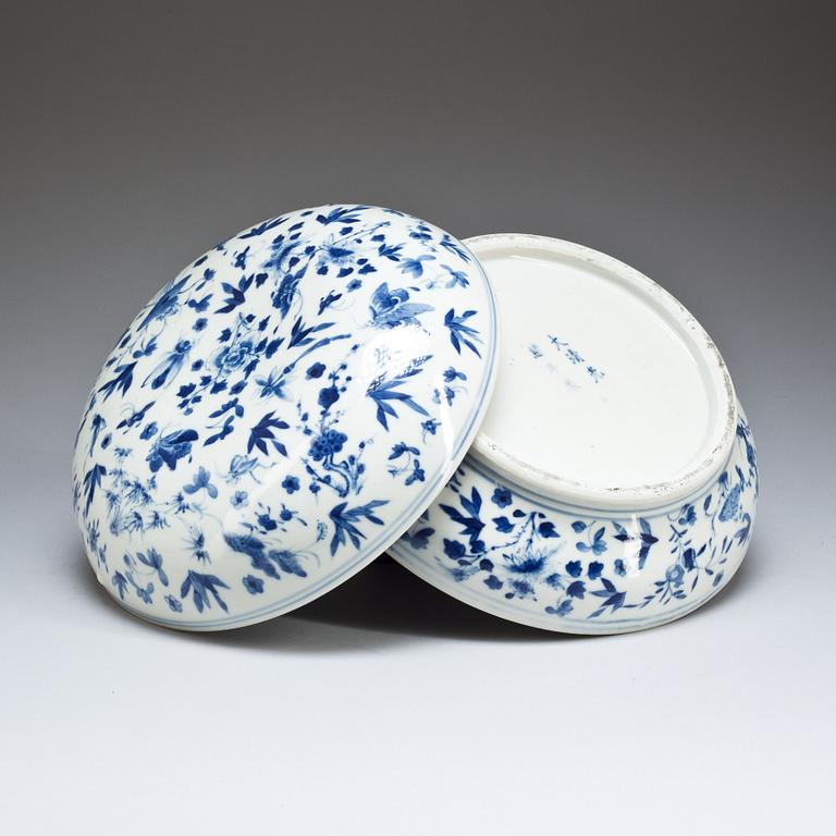 SKÅL MED LOCK, porslin, orientalisk, modern tillverkning.