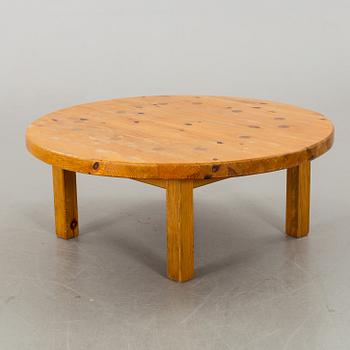 A PINE WOOD COFFEE TABLE. SECOND HALF OF 20TH CENTURY.