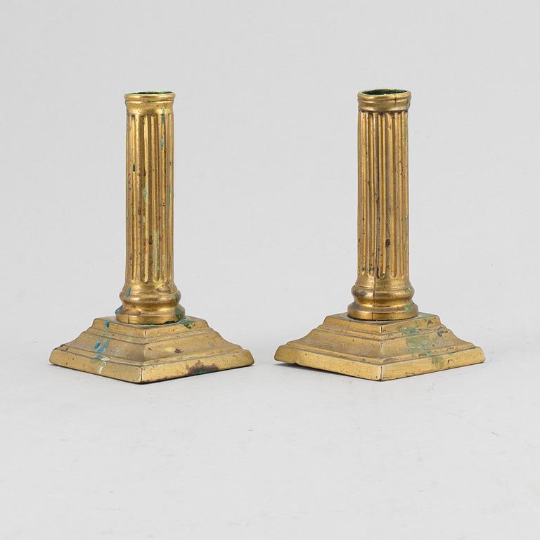 LJUSSTAKAR, ett par, brons, gustavianska, sent 1700-tal.