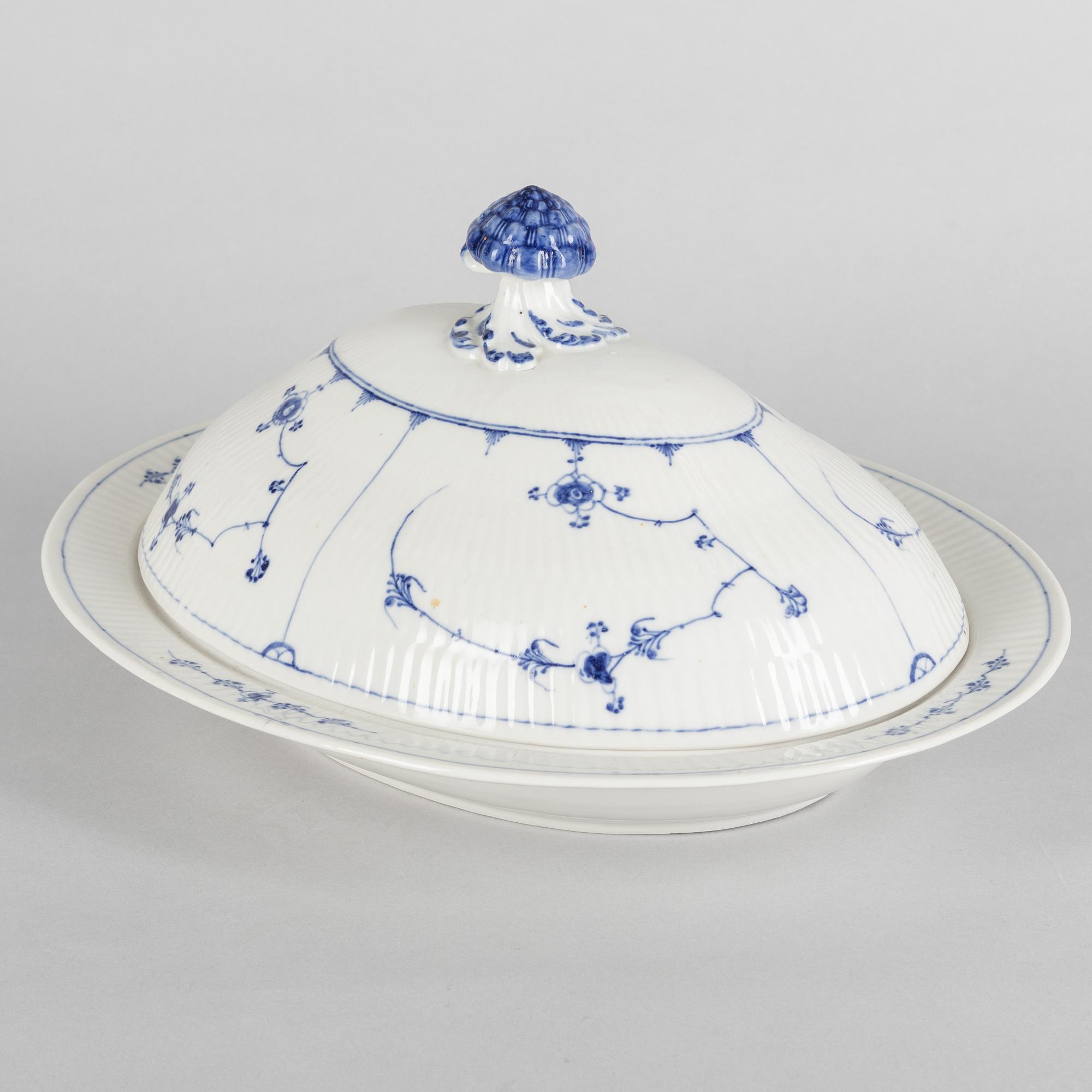 Terrin / ragufat med lock, porslin, Royal Copenhagen, "Musselmalet", 1800-tal.