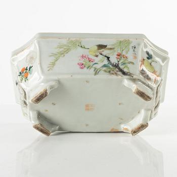 A porcelain flower pot, China, early 20th century.