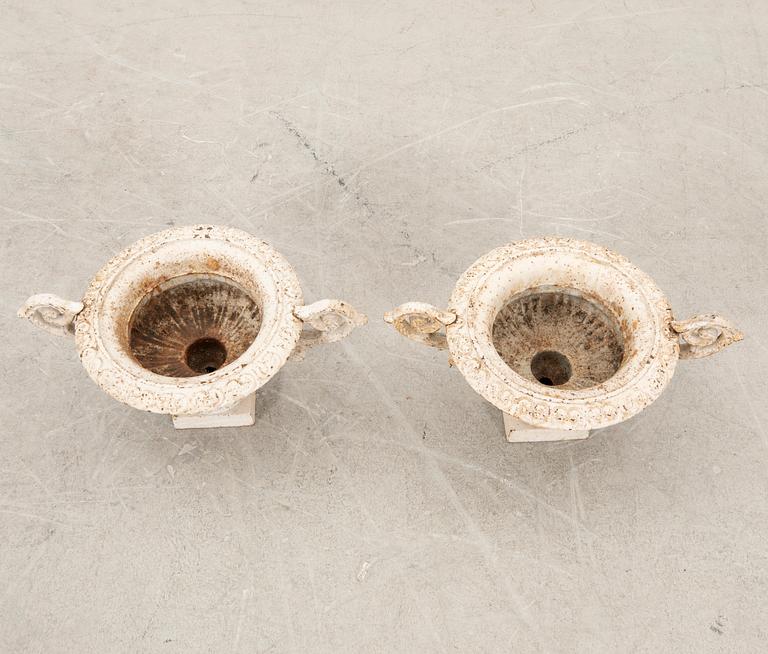 Garden urns, a pair of cast iron from the first half of the 20th century.