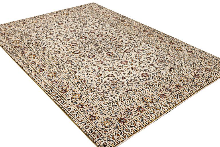 A Kashan carpet, c. 345 x 242 cm.