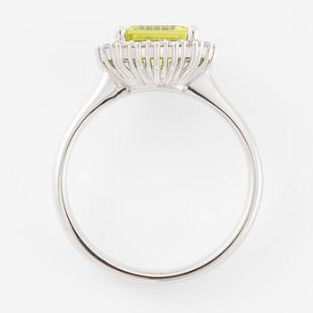 Ring 18K white gold with peridot and brilliant-cut diamonds.