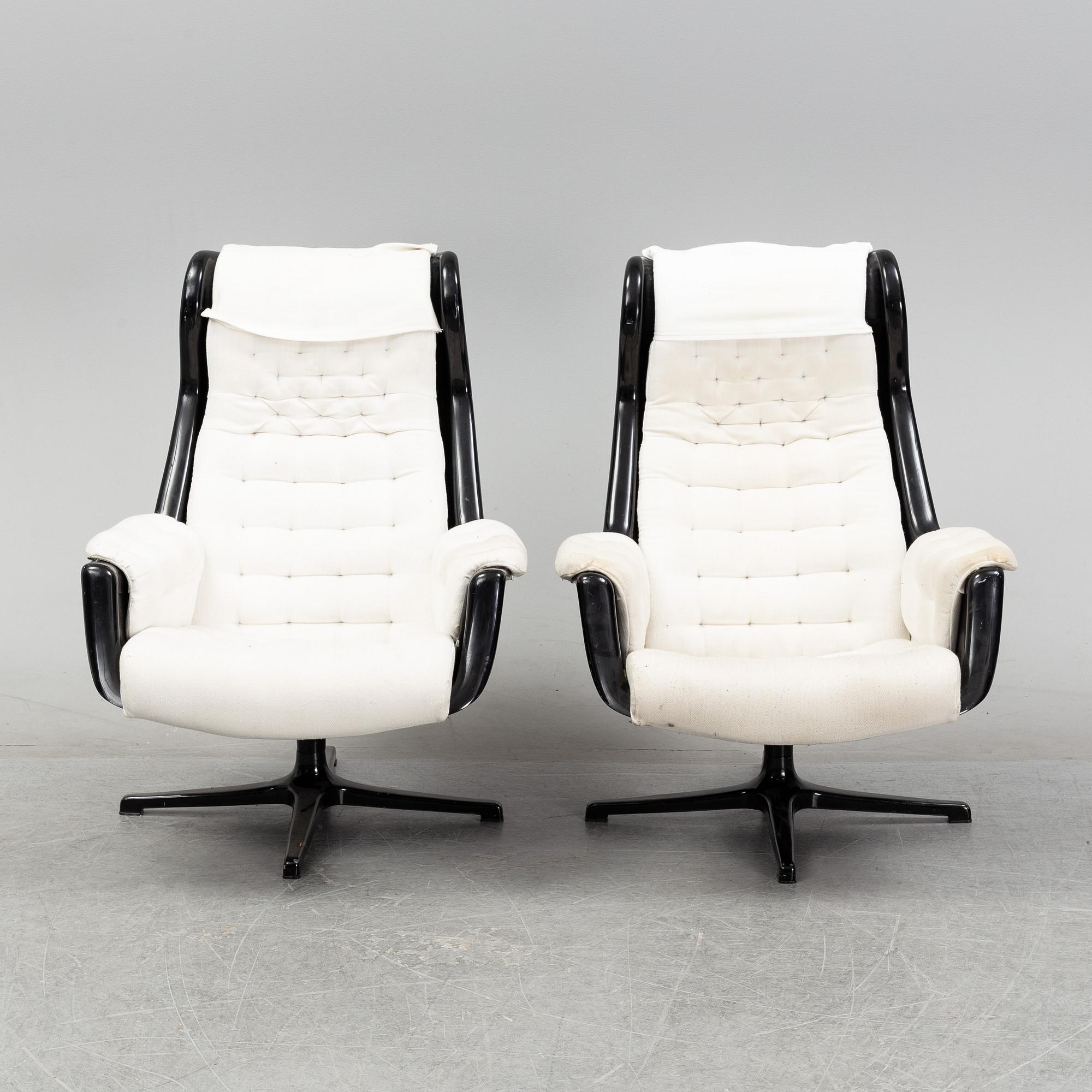 Alf Svensson & Yngvar Sandström, a pair of 'Form 8'/'Galaxy' easy chairs, Dux, 1970's.