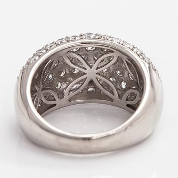 Ring, bombé, platina och briljantslipade diamanter.