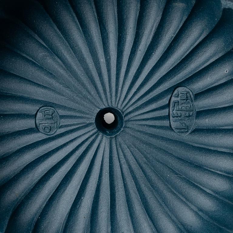 Two Chinese yixing teapots attributed to Gao Jianfang (b. 1956), China 1980s.