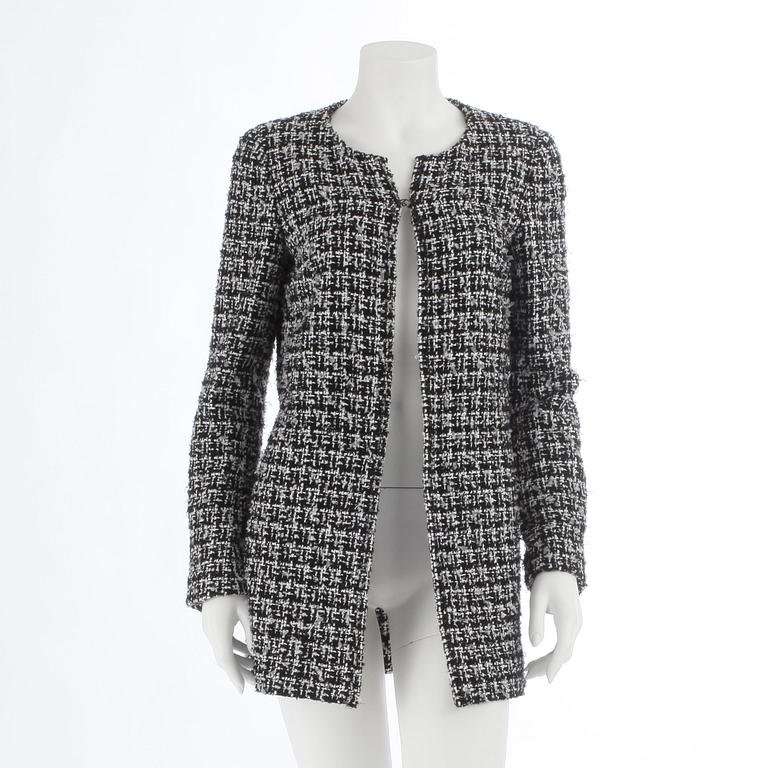 CHANEL, ablack and white bouclé jacket, spring 2009.Size 40.