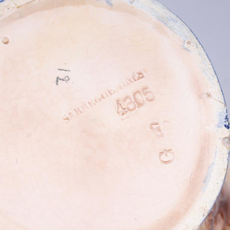 TILLBRINGARE, 3 st, porslin, Royal Doulton och Sarreguemines, 1900-talets första hälft.