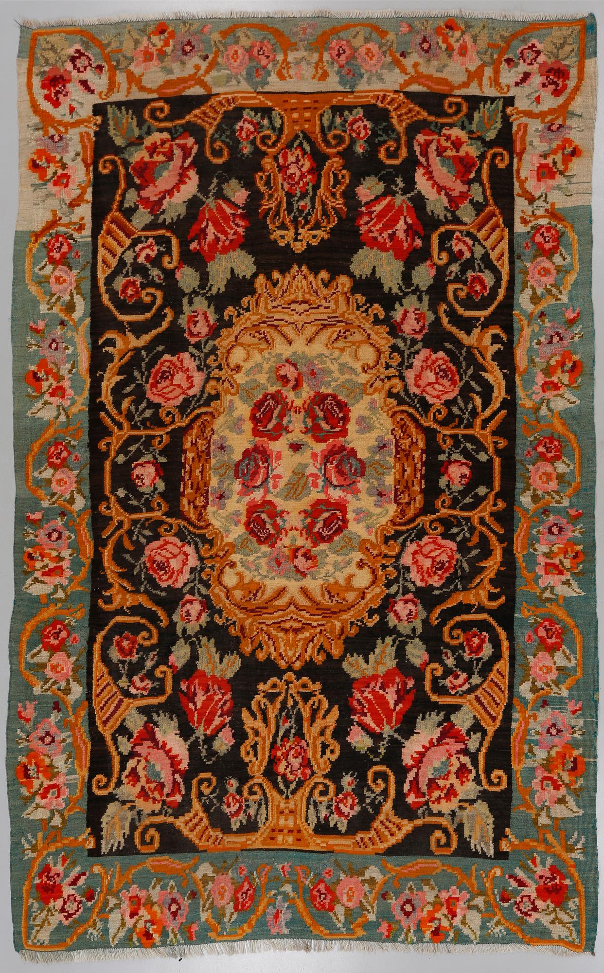 MATTA, rosenkelim, sent 1900-tal, ca 310x215 cm.