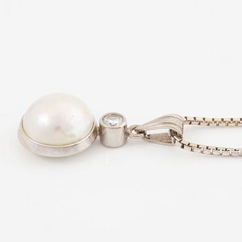 Pendant with chain in 18K gold set with a cultured mabé pearl and a round brilliant-cut diamond.