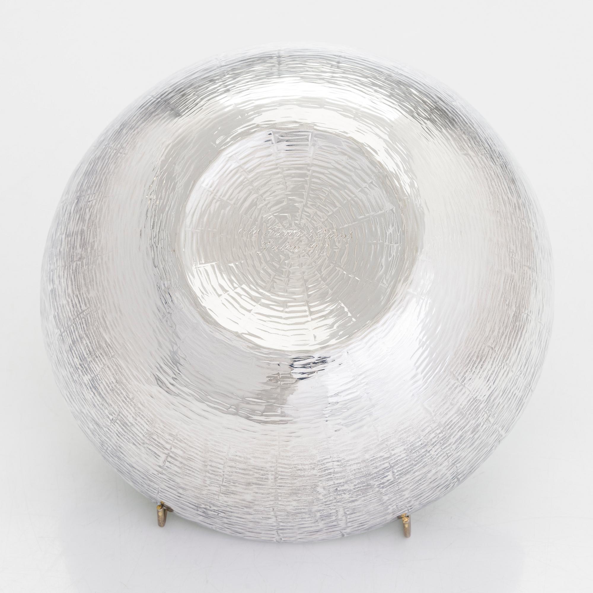 Eva Hidström, skål, sterling silver och emalj, Kultakeskus, Tavastehus 1976.
