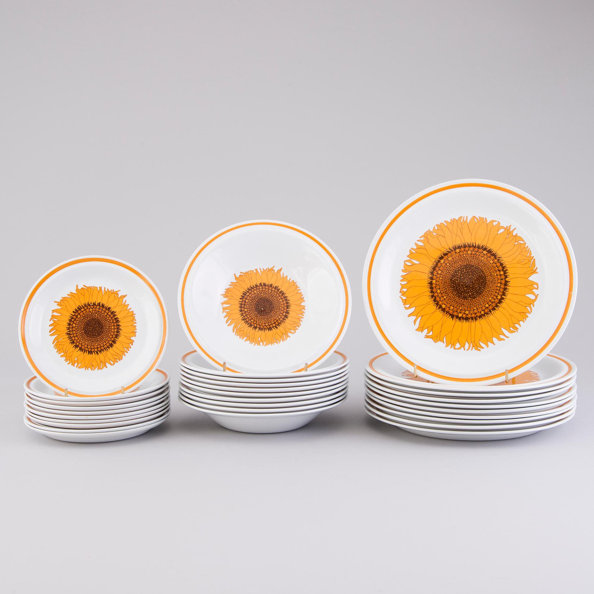UNNI MARGRETHE JOHNSEN, A 35-pcs set of the 1970s 'Korulen Solsikke' dinnerware for Egersunds Fayancefabrik, Norway.