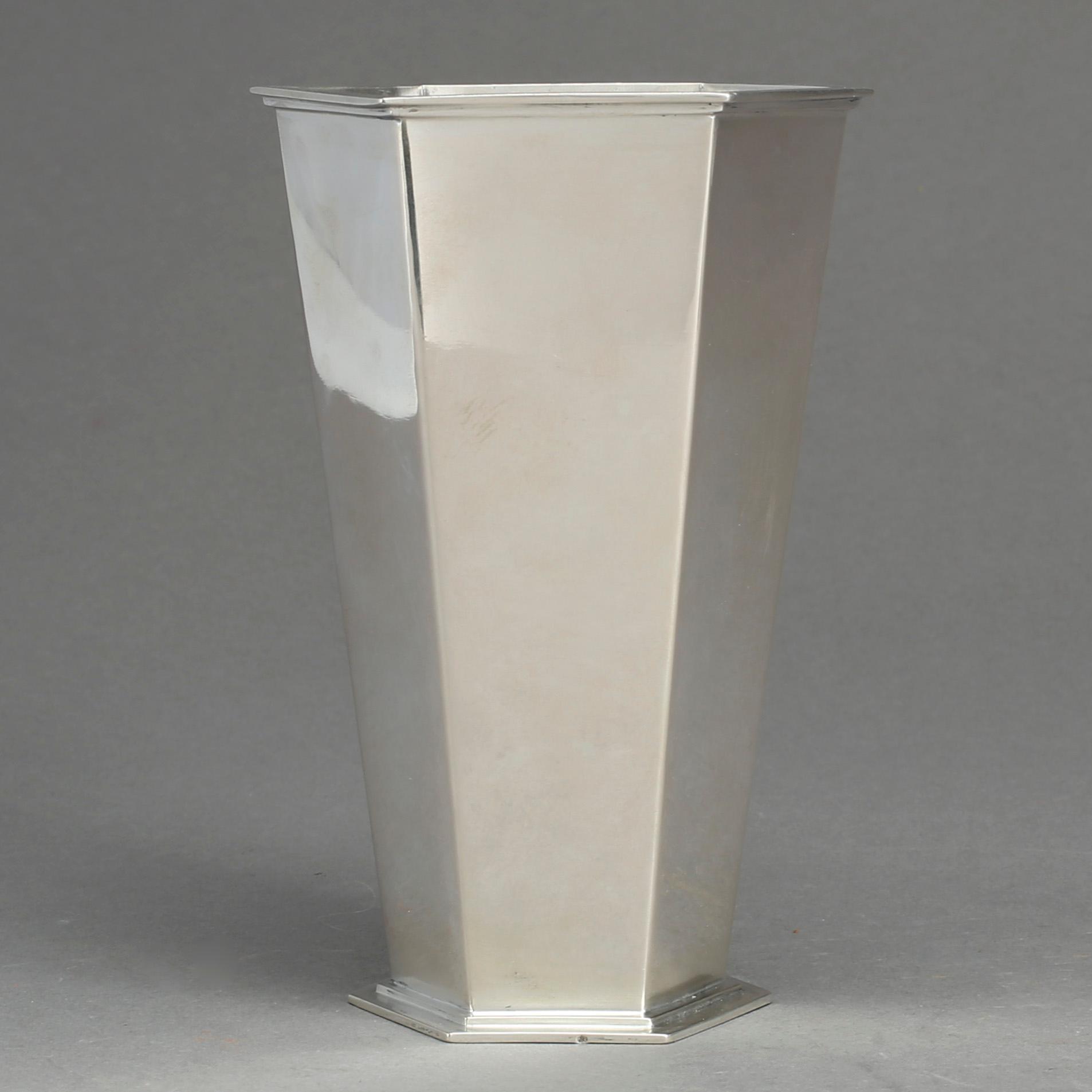 BÄGARE, silver, J L Hultman AB, Stockholm, 1945. Vikt ca 333 g.