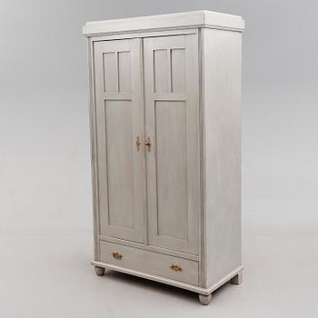 KLÄDSKÅP, omkring år 1900.