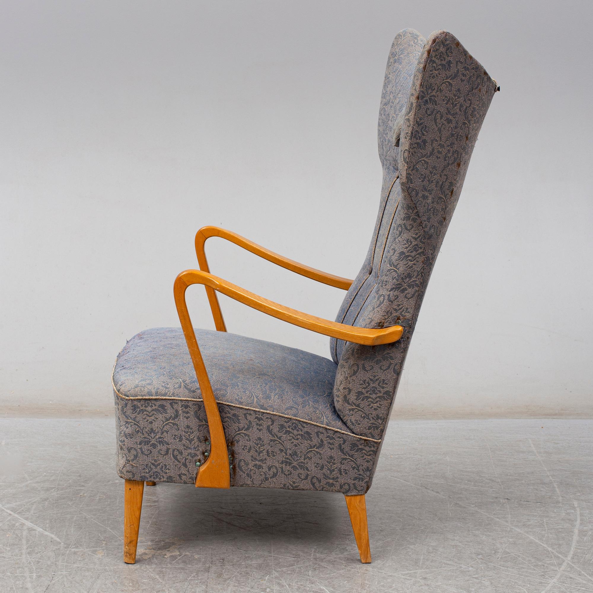 A 1940s easy chair.