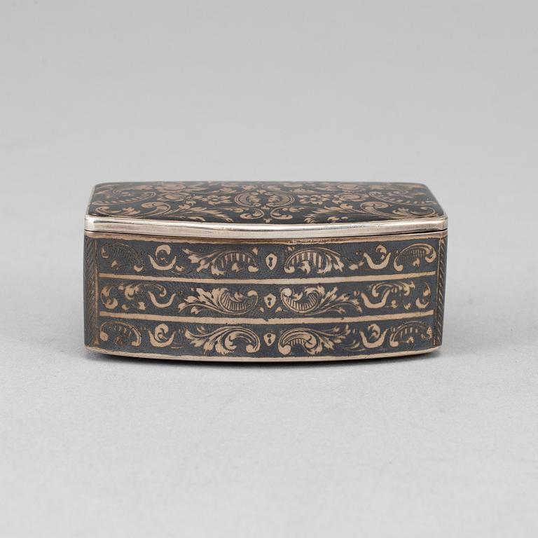 A Russian 19th century parcel-gilt silver and niello snuff box, mark of N. Michaelov, Moscow 1848.