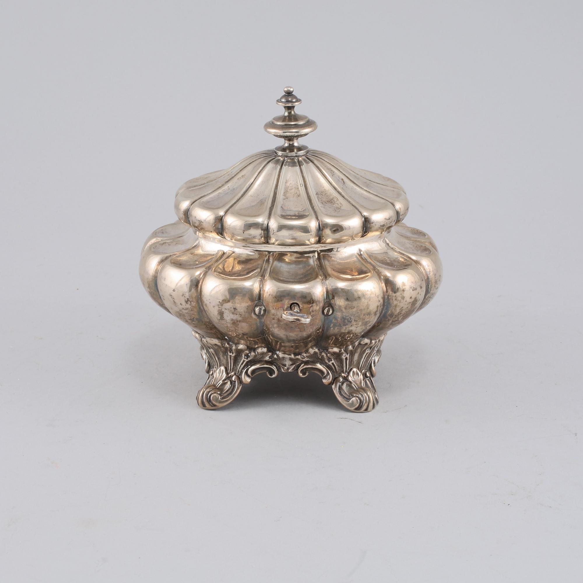 SOCKERSKRIN, silver, nyrokoko, firma Gustaf Möllenborg, Stockholm, 1869. Vikt 453 g.