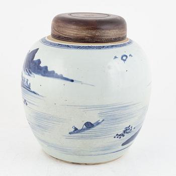 A blue and white Chinese porcelain jar with a wooden cover, Qing dynasty, 19th century.