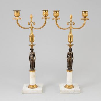 A PAIR OF BRONZE AND MARBLE CANDELABRA, late gustavian style, first half of the 20th century.