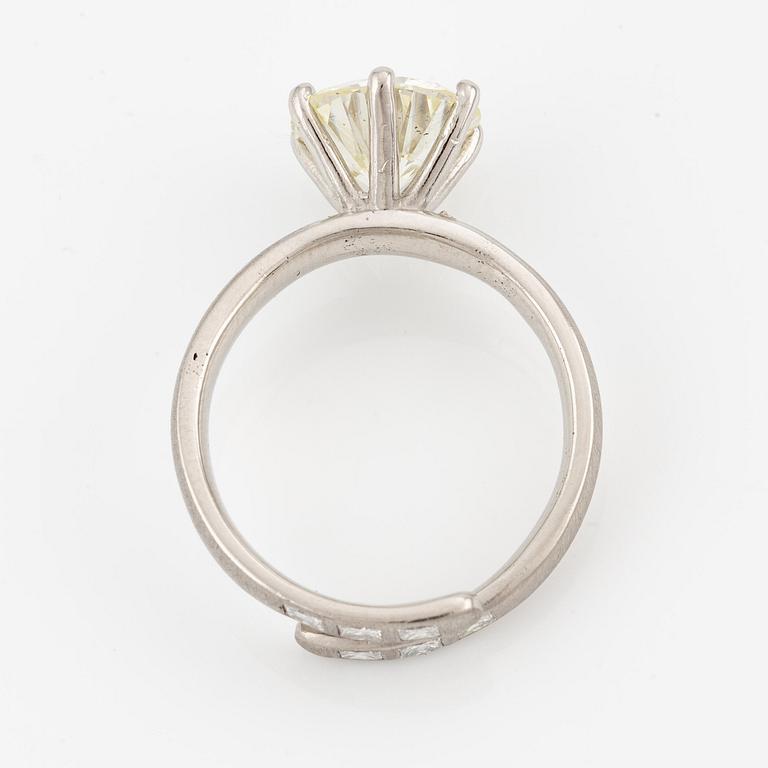 A ring in platinum with a round brilliant-cut diamond 4.10 cts according to the engraving.