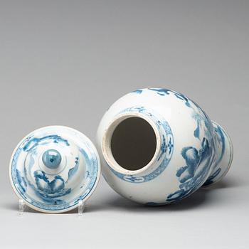 A blue and white porcelain jar with cover, Qing dynasty, Qianlong (1736-95).