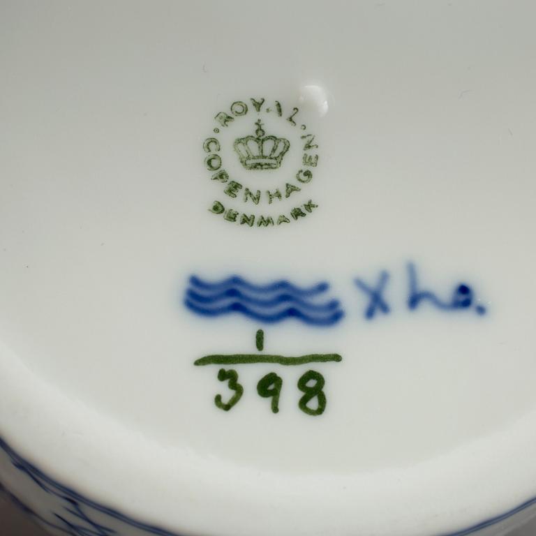 KAFFESERVIS, 24 delar delar, porslin, "Musselmalet", Royal Copenhagen, Danmark.
